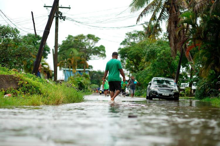 Fijis hovedstad, Suva, oplever allerede nu oversvømmelser, inden cyklonen Yasa er gået i land. Det forventes at ske senere torsdag. Med store ødelæggelser til følge. Foto: Leon Lord/Ritzau Scanpix