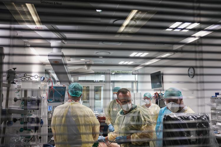 Region Hovedstaden var også i foråret klart hårdest ramt af epidemien. Her på Hvidovre Hospitals intensive afdeling i april, hvor læger og sygeplejersker lægger en patient i respirator. Foto: Anders Legarth Schmidt