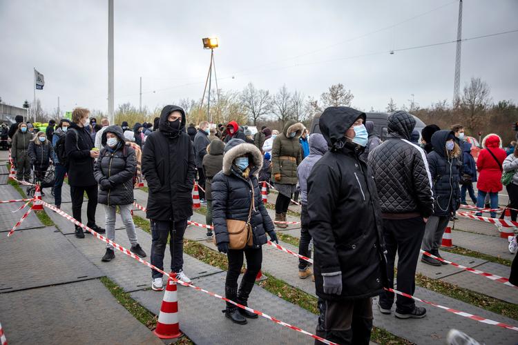 Regeringens nye tiltag er, at Falck skal test 50.000 borgere om dagen via hurtigtest. Hos Falck i Hvidovre skabte det forleden tre timers ventetid. Foto: Jesper Houborg/POLFOTO