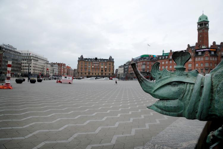 I marts var Rådhuspladsen tom. En ny nedlukning gør formentlig byen lige så stille. Man kan komme igennem ved at huske, hvad man kan gøre – og hvad man ikke kan gøre noget ved. Foto: Jens Dresling/POLFOTO
