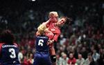  Anne Dorthe Tanderup skyder på mål i EM-finalen 1996 mod Norge, som Danmark vandt.   Foto: Claus Bonnerup/POLFOTO