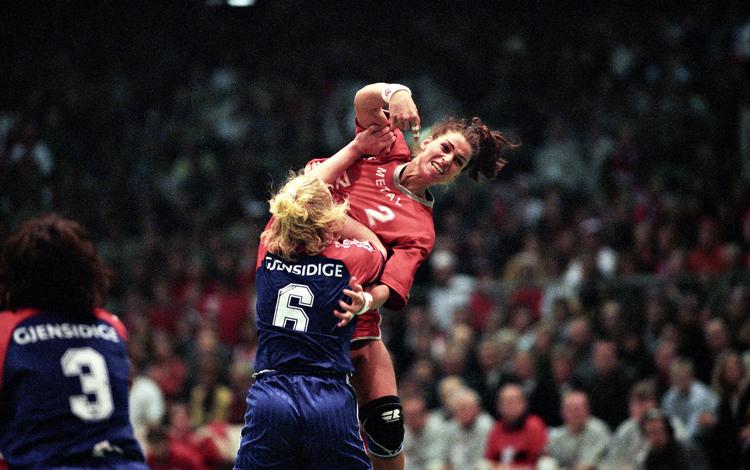  Anne Dorthe Tanderup skyder på mål i EM-finalen 1996 mod Norge, som Danmark vandt.   Foto: Claus Bonnerup/POLFOTO