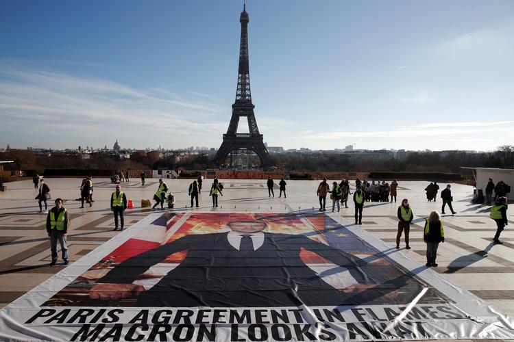 Klimaaktivister i Paris markerede forrige uge 10-årsdagen for klimaaftalen i Paris med en protest mod den franske præsidents ifølge dem uambitiøse klimapolitik. Foto: Benoit Tessier/Ritzau Scanpix