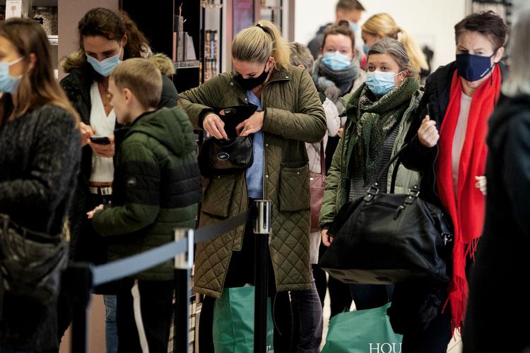 Udover kødannelse ved storcentrene, var der også meget trafik på onlinehandlen, efter pressemødet onsdag aften.  Foto: Martin Lehmann