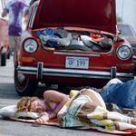 Joanne Jaspen fra Chicago hviler ud foran sin bil efter en Grateful Dead-koncert i Philadelphia i 1989. Arkivfoto Charles Krupa/Ritzau Scanpix