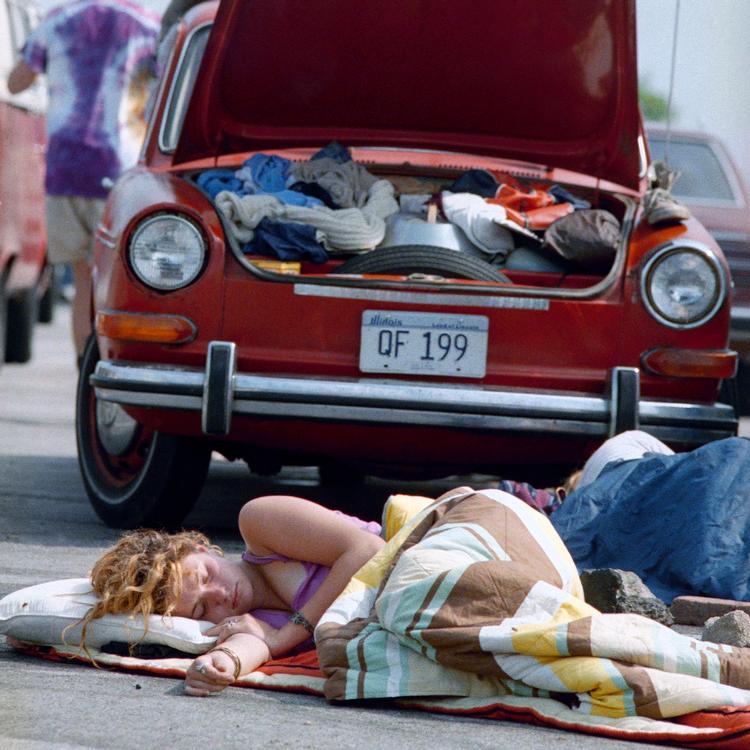 Joanne Jaspen fra Chicago hviler ud foran sin bil efter en Grateful Dead-koncert i Philadelphia i 1989. Arkivfoto Charles Krupa/Ritzau Scanpix