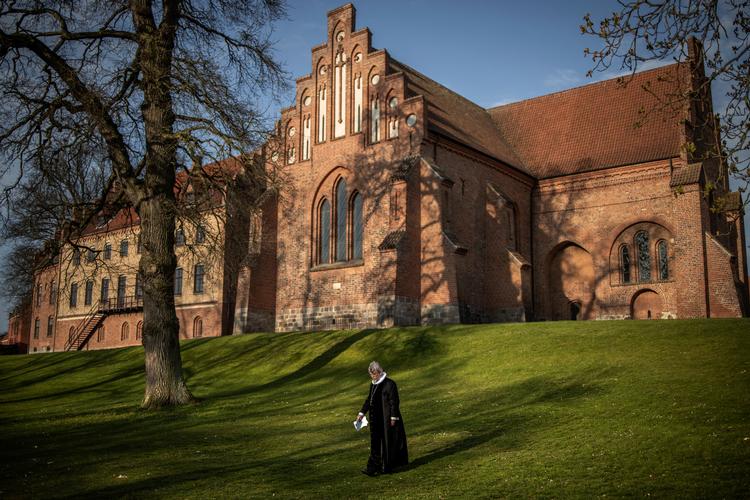 Biskop i Roskilde stift, Peter Fischer-Møller, mener ikke, at der er grund til at lukke ned for gudstjenesterne hen over julen. Online har mere end 1000 mennesker skrevet under på det modsatte. Billedet er fra april i år, hvor biskoppen optog prædiker til nettet Palmesøndag.. . Foto: Jens Hartmann Schmidt/POLFOTO