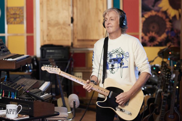 Paul McCartney har været alene hjemme. Det er der kommet 11 sange ud af, der spænder fra fint fingerspil til den lidt tungere rock. Foto: Mary McCartney