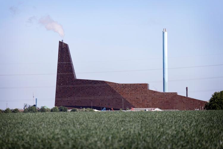 Affaldskatedralen, som rager godt op i landskabet ved Roskilde, er det mest markante offer på en ny dødsliste med forbrændingsanlæg.  Foto: Jens Dresling/POLFOTO