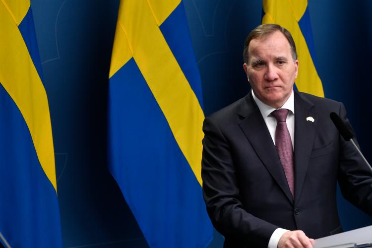 Statsminister Stefan Löfven (S) annoncerer fredag nye restriktioner, der blandt andet omfatter en nedlukning af offentlige kontorer og et loft for, hvor mange der må samles i butikker og indkøbscentre. Foto: 10060 Henrik Montgomery/tt/Ritzau Scanpix