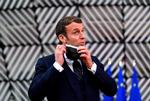 Emmanuel Macron var ligesom Slovakiets regeringsleder, Igor Matovic, i Bruxelles i sidste uge, hvor han deltog i et EU-møde, som nu menes at være skyld i, at de to ledere nu er smittet med covid-19. Foto: John Thys/Ritzau Scanpix