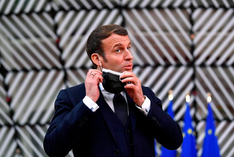 Emmanuel Macron var ligesom Slovakiets regeringsleder, Igor Matovic, i Bruxelles i sidste uge, hvor han deltog i et EU-møde, som nu menes at være skyld i, at de to ledere nu er smittet med covid-19. Foto: John Thys/Ritzau Scanpix