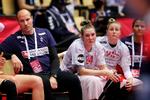  Danmarks assistentræner Lars Jørgensen, Rikke Iversen og Mia Rej ser skuffede til og må konstatere, at slaget er tabt.   Foto: Jens Dresling/POLFOTO