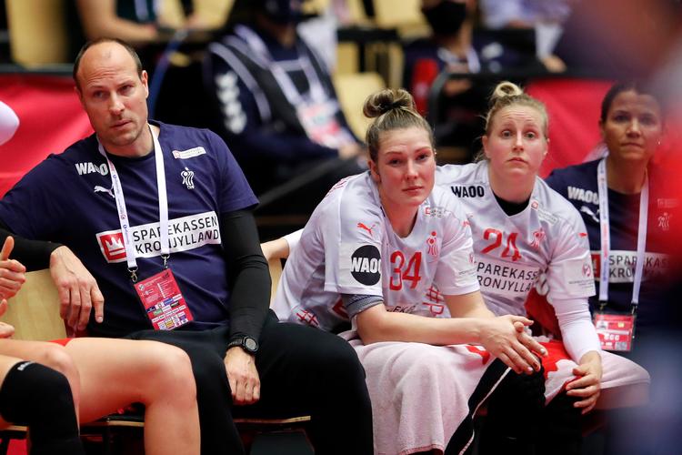  Danmarks assistentræner Lars Jørgensen, Rikke Iversen og Mia Rej ser skuffede til og må konstatere, at slaget er tabt.   Foto: Jens Dresling/POLFOTO
