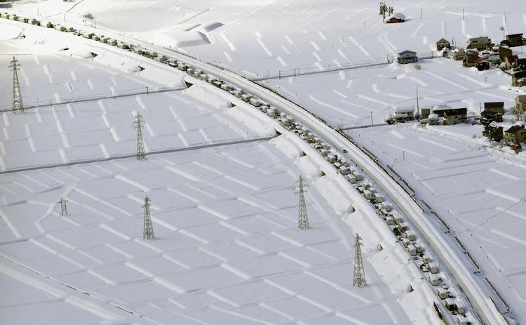 Biler er strandet på motorvejen Kanetsu i Minamiuonuma.   Foto: Kyodo/Ritzau Scanpix