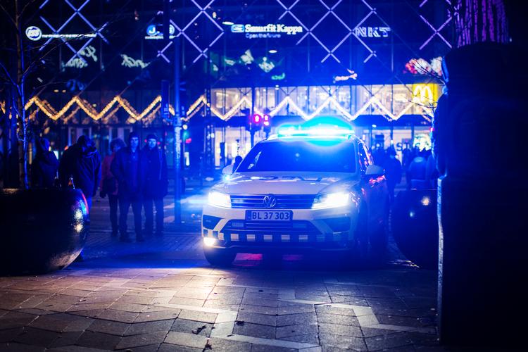 Politiet har haft travlt fredag aften, hvor de måtte rykke ud til mange anmeldelser om kanonslag. På billedet ses nytårsaften 2018/19, der blev fejret på gaden i København.  Foto: Emma Sejersen