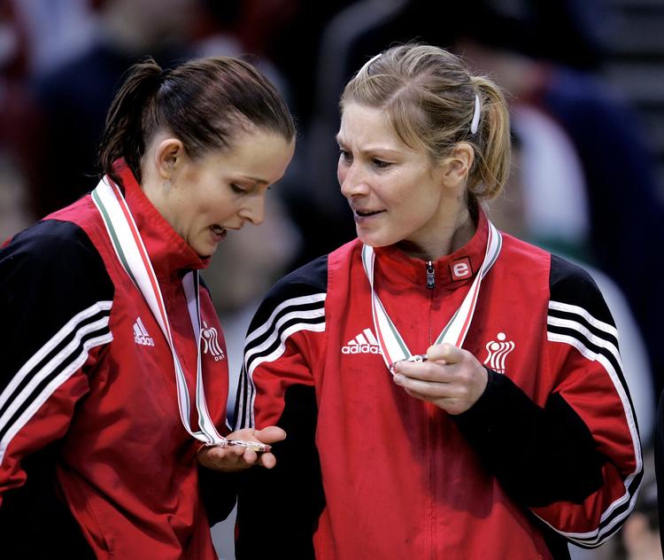 Karin Mortensen (tv.) og Camilla Thomsen beundrer sølvet efter finalenederlaget til Norge i 2004. Det er den seneste danske EM-medalje.   Foto: Jens Dresling/POLFOTO