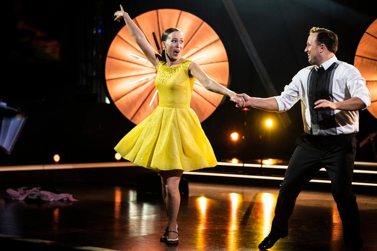     MERETE &amp; THOMAS "Glemmer du" - Paprika Sten "Happy" - Pharrell Williams under Finalen i Vild Med Dans i København lørdag den 19. december 2020. Programmet bliver sendt på TV2, hvor kendte par dyster mod hinanden. Finalen er program 12 i showets sæson nummer 17. **POOL via Ritzau Scanpix: Anvendelser faktureres ikke** (Foto: Martin Sylvest/Ritzau Scanpix/pool)   Foto: Martin Sylvest/Ritzau Scanpix