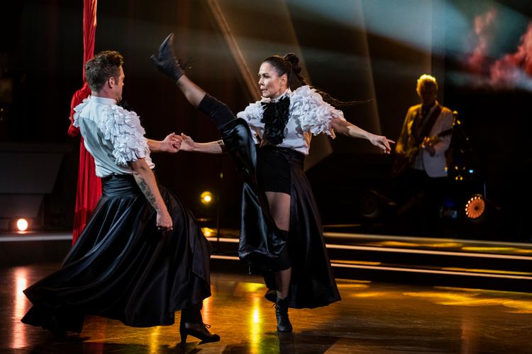 Nukâka Coster-Waldau og Silas Holst på gulvet under finalen i 'Vild med dans'. De måtte dog se sejren gå til Merete Mærkedahl og Thomas Evers Poulsen.  Foto: Martin Sylvest/Ritzau Scanpix