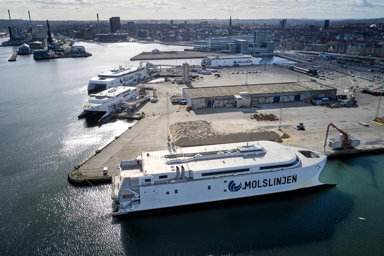Midtjyderne skal blandt andet vaccineres i et nyt center i Molslinjens tidligere administrationsbygning på Aarhus Havn. Arkivfoto. Arkivfoto Claus Bonnerup