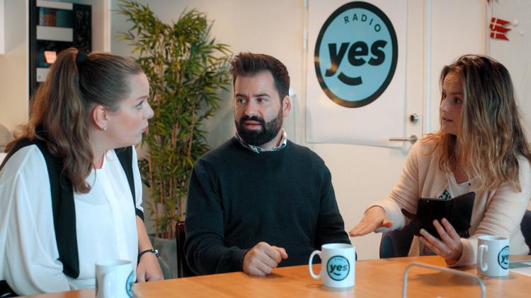 Lise Baastrup og Ann Hølund leverer fremragende modspil til Anders Graus mismodigt selvovervurderende hovedperson Foto: Jan Bastian Munoz Marthinsen/DR