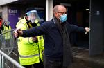 En fodboldfan passerer sikkerhedskontrollen udenfor American Express Community Stadium, 
 i Brighton. Den britiske regering har for alvor rullet ærmerne op for at bekæmpe en ny stamme af coronavirus, der lige nu raserer i det østlige England. Foto: John Sibley/Ritzau Scanpix