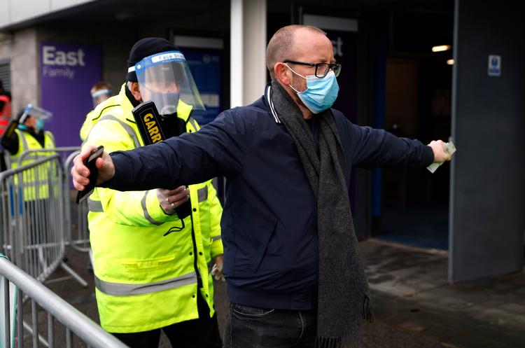 En fodboldfan passerer sikkerhedskontrollen udenfor American Express Community Stadium, 
 i Brighton. Den britiske regering har for alvor rullet ærmerne op for at bekæmpe en ny stamme af coronavirus, der lige nu raserer i det østlige England. Foto: John Sibley/Ritzau Scanpix
