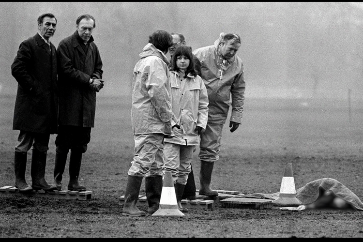 Der blev gået frem efter alle politilærebogens regler om grundighed og ransagelse af gerningssteder. Men ikke desto mindre lykkedes det The Yorkshire Ripper at lege kispus med politiet i fem år. Og han blev nærmest fanget ved et tilfælde.  