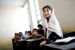     På Dosti Primary School i den krigshærgede Helmand-provins i Arghanistan undervises i toholdsskift. Nogle af børnene må sidde på lange bænke under tyndslidte telte, men de elsker at gå i skole. Når pigerne bliver 8-9 år, skal de have tørklæde på, men det behøver ikke dække alt. Skoler, Elever, Undervisning, Piger, Mennesker.   Foto: Miriam Dalsgaard/POLFOTO