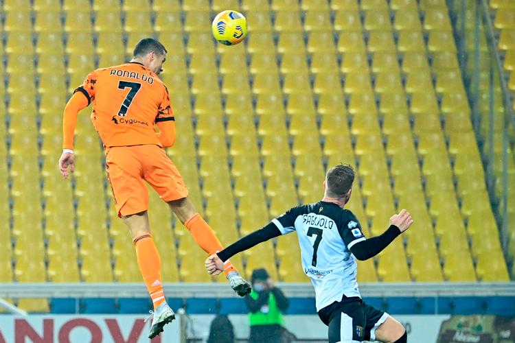 2-0-målet mod Parma viste Cristiano Ronaldos endnu en gang atletiske formåen, da han sprang højt og headede bolden i mål. Foto: Alberto Pizzoli/Ritzau Scanpix