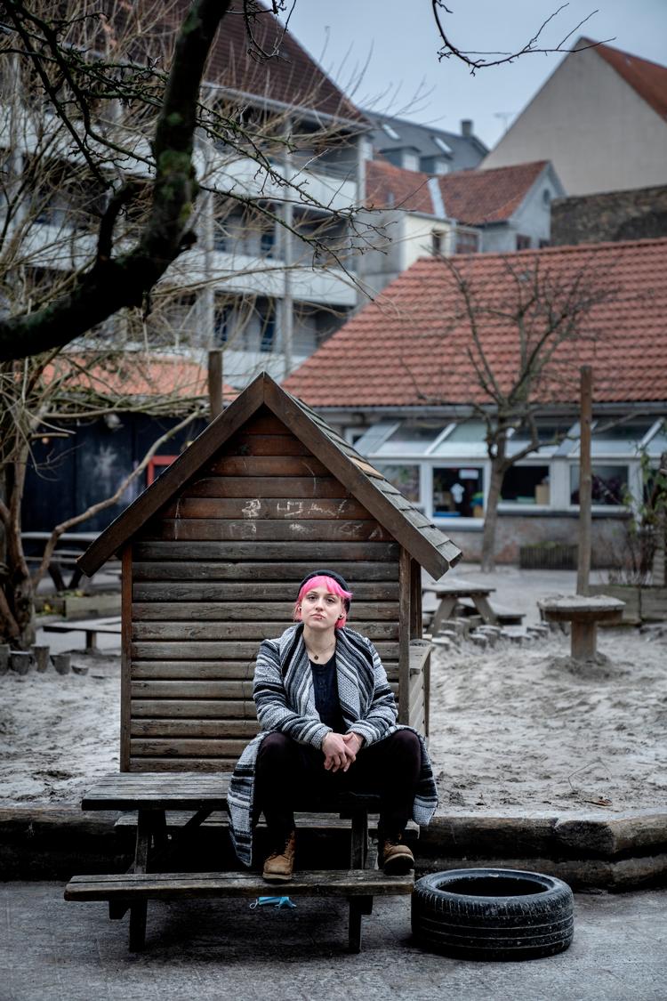 Flere tidligere ansatte står nu frem med kritik af en daginstitution på Vesterbro. Kritikken kommer efter en række klager fra forældre. Tidligere pædagogmedhjælper Aiden Brandt er en af dem, der står frem og fortæller om de dårlige forhold i institutionen.   Foto: Mads Nissen/POLFOTO