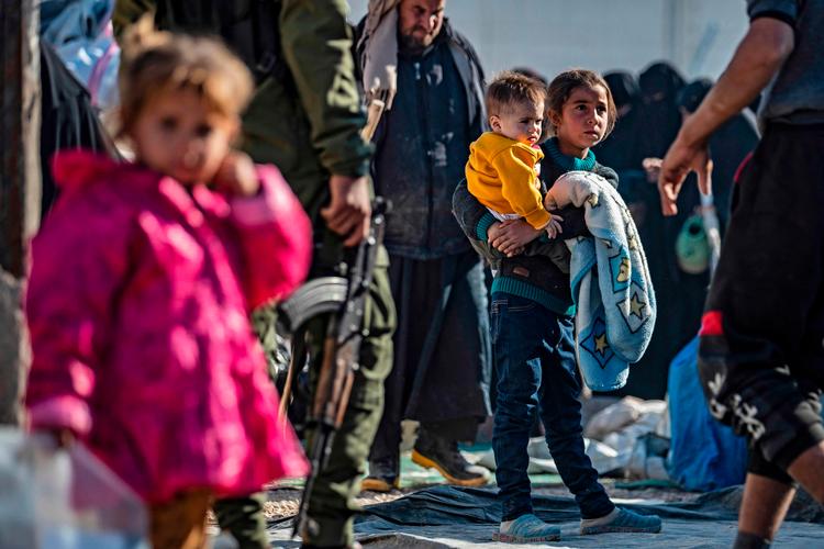 Tyske og finske myndigheder har hentet 23 børn og kvinder ud af Al-Hol-lejren i Syrien. I lejren bor tusindvis af mennesker, som havde bosat sig i de dele af Syrien, som var besat af Islamisk Stat. Foto: Delil Souleiman/AFP Foto: Delil Souleiman/Ritzau Scanpix