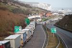 Lastbiler holder i kø på motorvejen på den britiske side af  Eurotunnellen. Foto: Peter Cziborra/Ritzau Scanpix