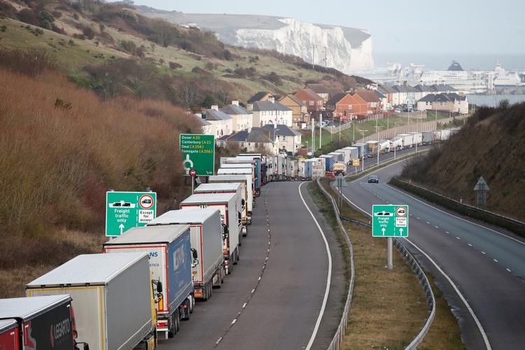 Lastbiler holder i kø på motorvejen på den britiske side af  Eurotunnellen. Foto: Peter Cziborra/Ritzau Scanpix