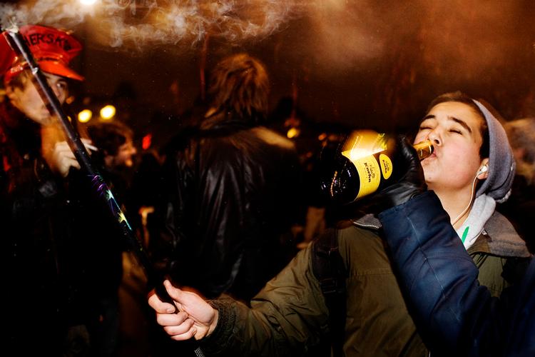 Nytårsfest på Dronning Louises Bro i København. Fyrværkeri, nytår. Arkivfoto Niels Christensen
