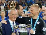 Kasper Schmeichel og Claudio Ranieri fejrer Leicesters mesterskab. Det var ikke kommet i hus uden Riyad Mahrez og N'Golo Kante, der ikke havde fået arbejdstilladelse, da skiftede til klubben, hvis de kommende Brexit-regler havde været gældende. Foto: Matt Dunham/Ritzau Scanpix