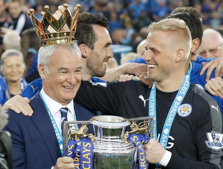 Kasper Schmeichel og Claudio Ranieri fejrer Leicesters mesterskab. Det var ikke kommet i hus uden Riyad Mahrez og N'Golo Kante, der ikke havde fået arbejdstilladelse, da skiftede til klubben, hvis de kommende Brexit-regler havde været gældende. Foto: Matt Dunham/Ritzau Scanpix