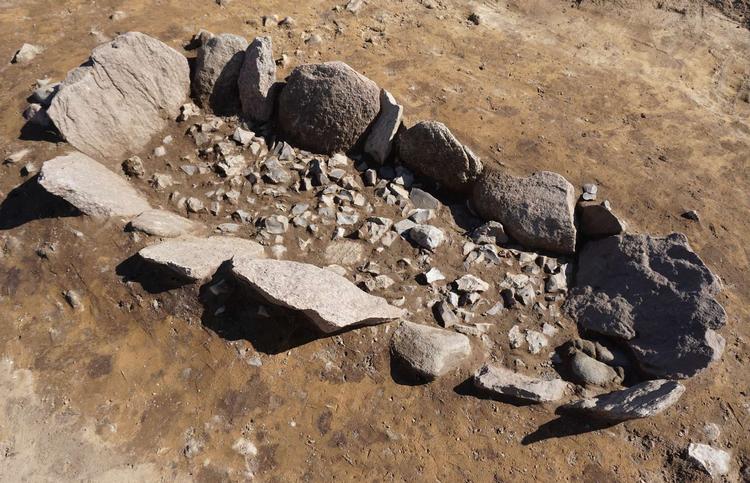 Denne grav var noget ganske nymodens for 5.000 år siden. EEn enkeltmandsgrav. I stedet for de fællesgrave i jættestuer, man var vant til. Fundet er et af de mest opsigtsvækkende, arkæologerne har gjort i år. Foto: Horsens Museum