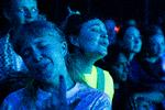 »På livescenen, hvor musikere tjener de fleste penge, manøvrerer man efter, om musikerne bliver spillet i radioen eller gør sig godt på streamingtjenester, for så sælger de også flere billetter«, siger Esben Marcher fra Dansk Live. Her ses publikum til en koncert i Store Vega i København. Arkivfoto Andreas Merrald