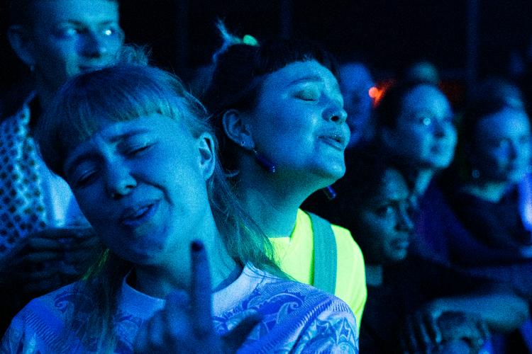 »På livescenen, hvor musikere tjener de fleste penge, manøvrerer man efter, om musikerne bliver spillet i radioen eller gør sig godt på streamingtjenester, for så sælger de også flere billetter«, siger Esben Marcher fra Dansk Live. Her ses publikum til en koncert i Store Vega i København. Arkivfoto Andreas Merrald
