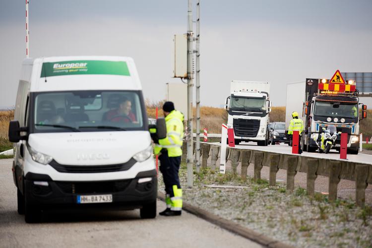 Tidligere har Danmark haft ved flere lejligheder haft skrapt grænsekontrol ved indrejse fra Sverige. Nu vil svenskerne forhindre danskere i at tage til Sverige.  Foto: Thomas Borberg/POLFOTO