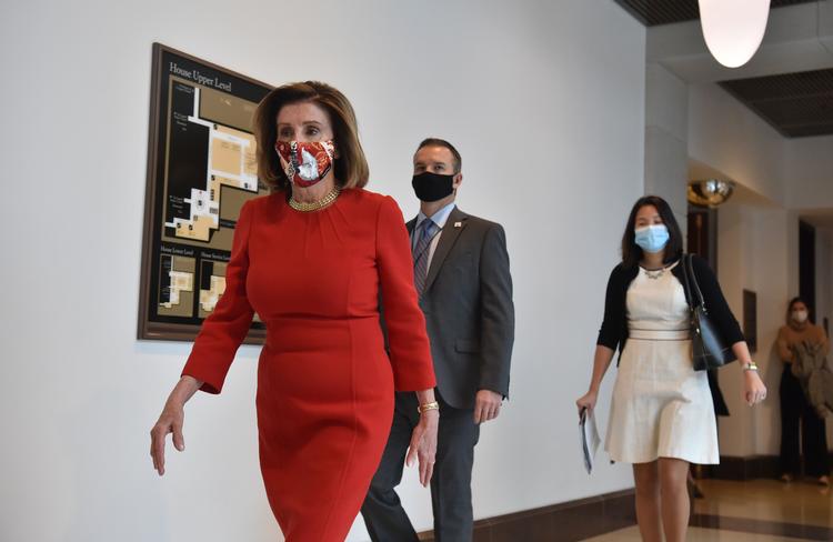 Både Repræsentanternes Hus og Senatet stemmer for krisepakke, der skal styrke USA’s økonomi. Nancy Pelosi, demokrat og formand for Repræsentanternes Hus, siger, det er en god tværpolitisk aftale. Nu mangler blot Trumps underskrift.   Foto: Nicholas Kamm/Ritzau Scanpix