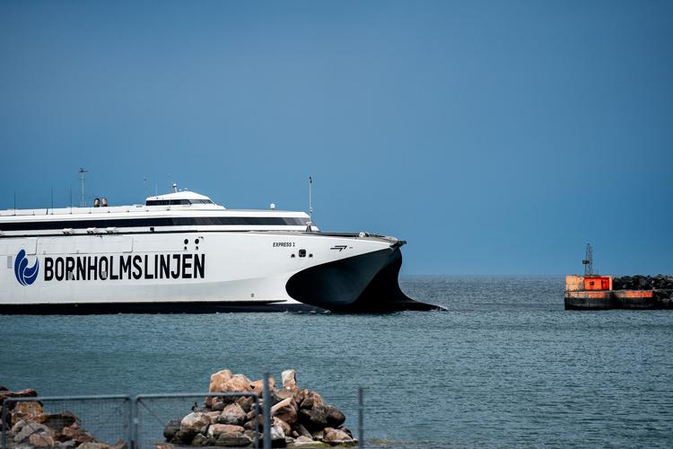 Den svenske grænselukning har skabt udfordringer for danskerne. Hurtigfærgen, der normalt sejler mellem Rønne og Ystad, kan ikke sættes ind på ruten til Køge, da havneanlæggene ikke passer til den.  Foto: Rasmus Flindt Pedersen/POLFOTO
