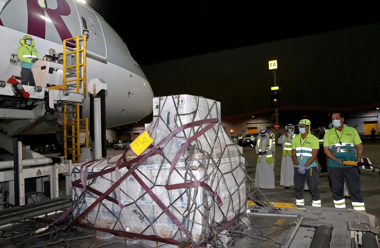 En enorm logistisk øvelse finder sted i disse dage: Millioner af vaccine-doser skal ud til hele verden. Her er det lufthavnen Qatar's Hamad International Airport, hvor vacciner ankommer med luftpost. Foto: -/Ritzau Scanpix