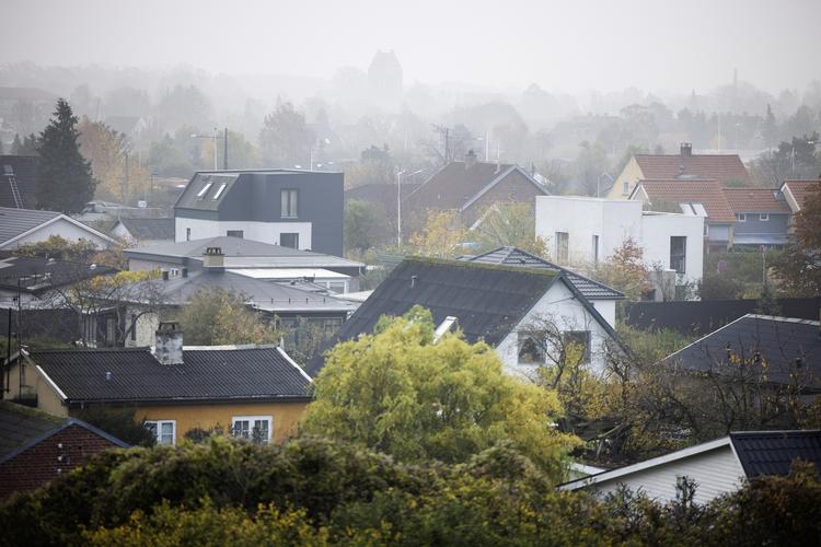 I København er prisen på et typisk hus steget 10 procent i 2020 - på trods af det chok, coronaepidemien gav økonomien. Næste år hedder prognosen for prisstigninger mellem 1,5 og 3 procent på huse - men husk på, at spådommene sjældent rammer rigtigt. Foto: Thomas Borberg/POLFOTO