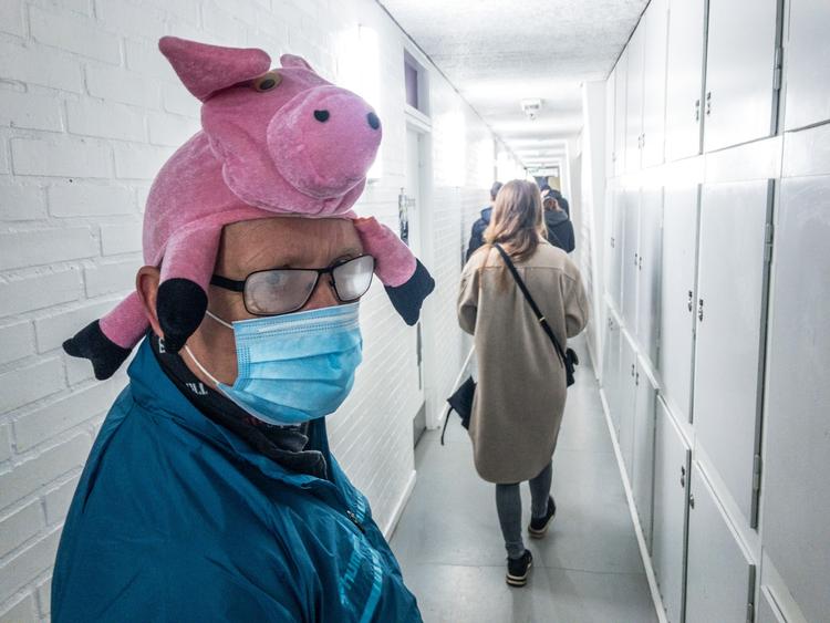Bare fordi det snart er nytår med sjove hatte, så tro ikke, at du næste år kommer til at slippe for duggede briller og test i Herlev Hallerne.  Foto: Christian Skylv