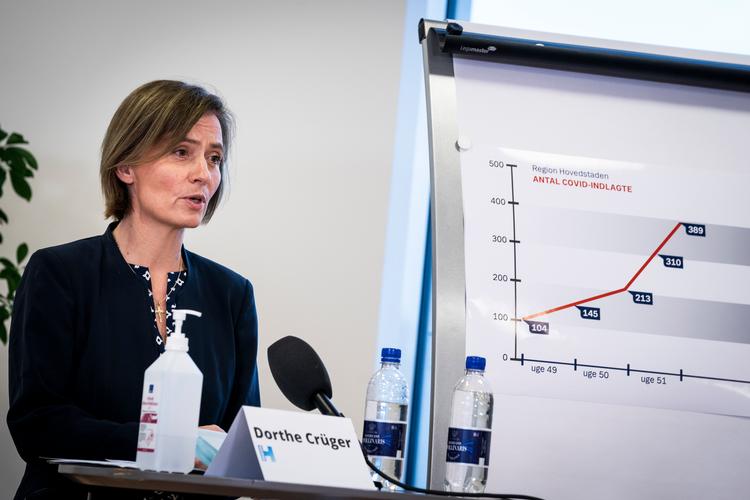 Dorthe Crüger, der er koncerndirektør i Region Hovedstaden, forklarer på et pressemøde, at det er kommet bag på Region Hovedstaden, at der er så mange indlagte med covid19, men hun er overbevist om, at sygehusvæsnet nok skal klare den.
 Foto: Ida Marie Odgaard/Ritzau Scanpix