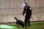     Politiet undersøger Hans Knudsens Plads på Østerbro, efter to blev såret ved et skyderi.   Foto: Jens Dresling/POLFOTO