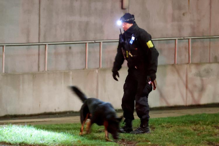     Politiet undersøger Hans Knudsens Plads på Østerbro, efter to blev såret ved et skyderi.   Foto: Jens Dresling/POLFOTO