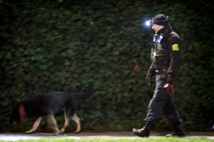 Politiet var massivt til stede og undersøgte Hans Knudsens Plads efter skyderiet tirsdag aften. Foto: Jens Dresling/POLFOTO